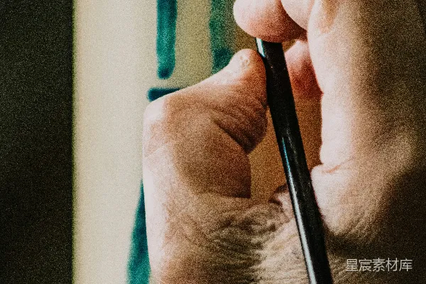 近景摄影中手持黑色钢笔的人