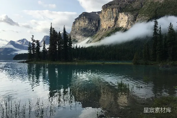 一座被山和树环绕的水域