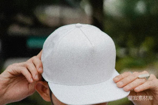 高清摄影 穿白色长袖衬衫的人拿着一顶白色帽子