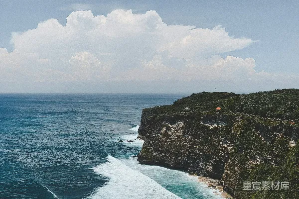 绿山与褐山围绕着湖畔在白天
