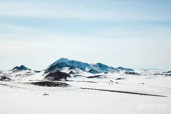 白天覆盖着白雪的土地