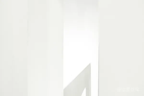 高清摄影 一张黑白照片，展示了一个白色的房间。