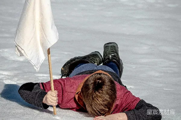 高清摄影 穿着黑色夹克的女人躺在白雪上。