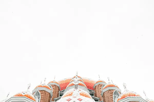 一座带有钟表的高大建筑物