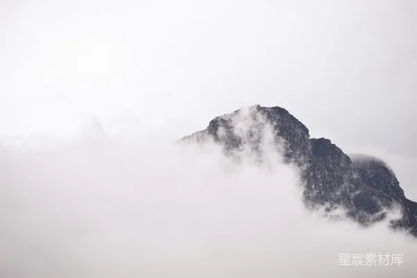 高清摄影 灰色的山被山覆盖着
