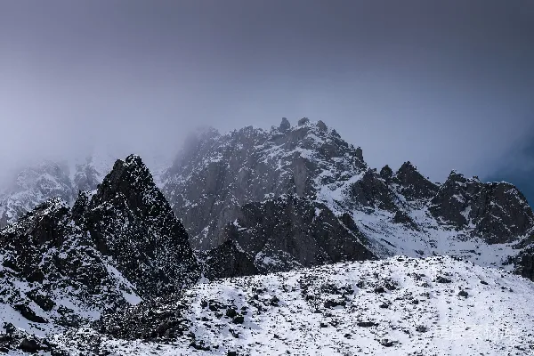 白天雪覆盖的山蓝天下