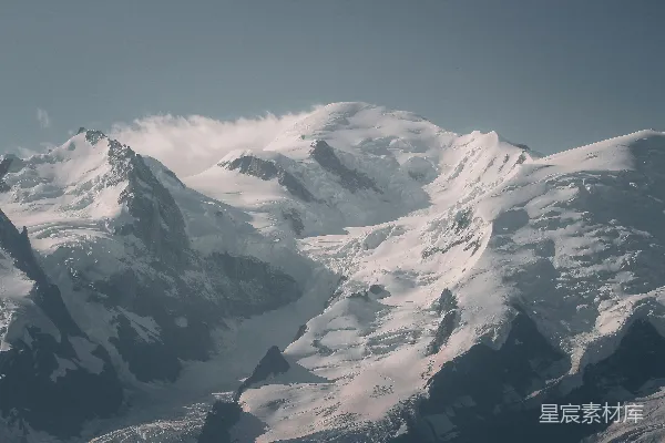 高清摄影 在蓝天映衬下，覆盖着白雪的山脉
