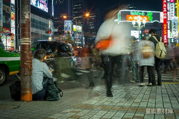 一群人站在一排高楼上街道旁