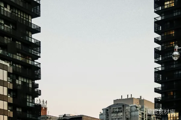 灰色天空下的一栋棕色混凝土建筑