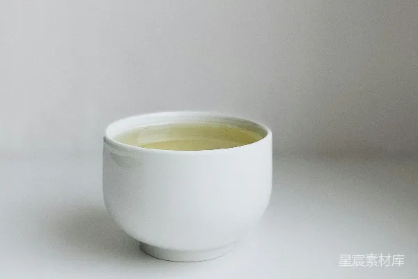 高清摄影 白瓷杯放在白桌上