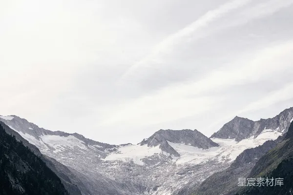 高清摄影 白天的黑白山脉在白色天空下
