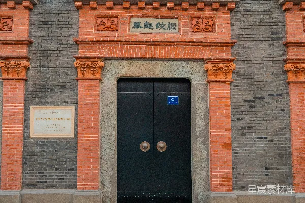 精美的门廊，由砖石构成的外观