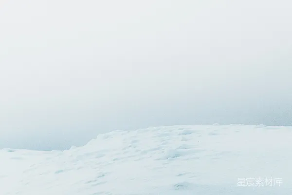 高清摄影 一个人在积雪覆盖的田野上行走。