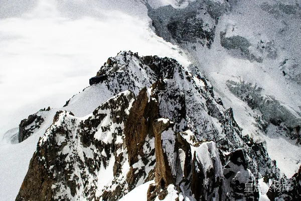 云遮月的嶙峋雪峰