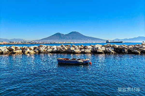 水上一艘小船浮在水面上