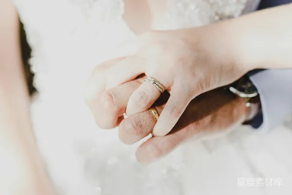 高清摄影 一张戴着结婚戒指的人的特写照片。
