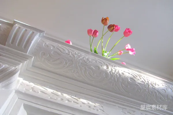 一束插在花瓶里的鲜花