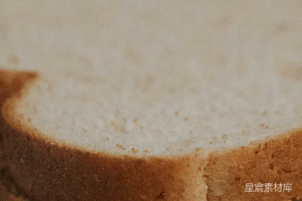 高清摄影 一叠面包片放在桌子的上面。