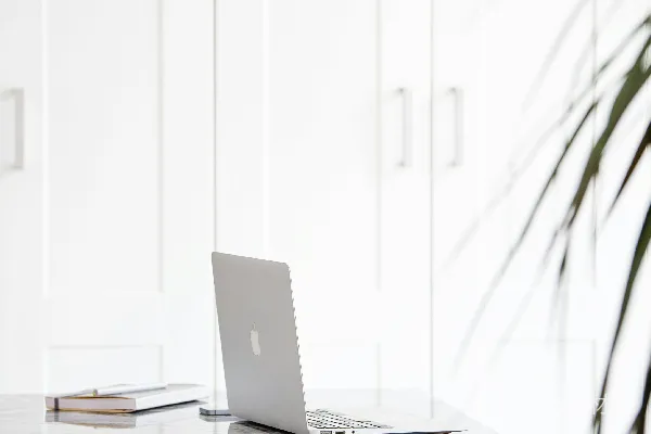 高清摄影 银色的MacBook放在白色桌子上