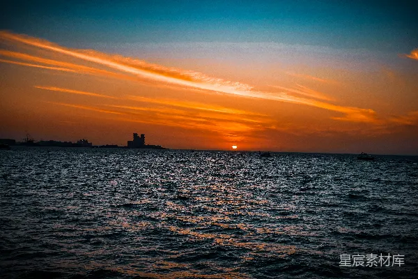 夕阳下的海洋，色彩鲜艳。