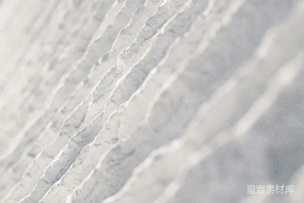 高清摄影 一个在雪地里滑雪板的人