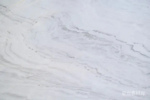 高清摄影 一个男人在被雪覆盖的斜坡上滑雪板下滑。