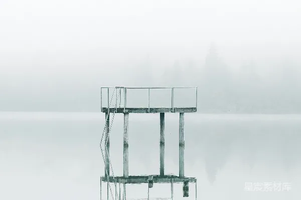 高清摄影 白天拍摄的水边灰色金属塔