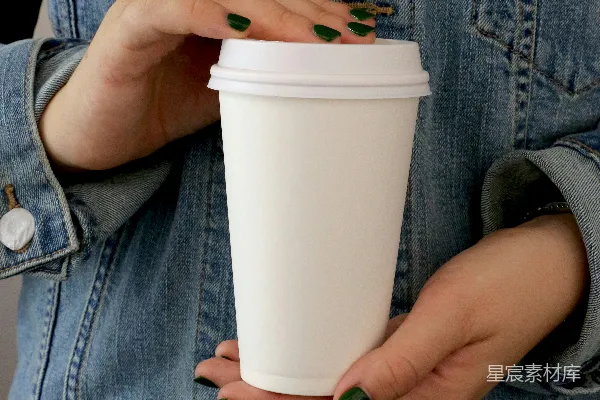 高清摄影 拿着白色酒杯的人
