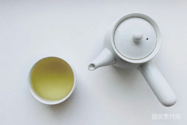 高清摄影 白瓷茶壶旁边放着白瓷茶杯