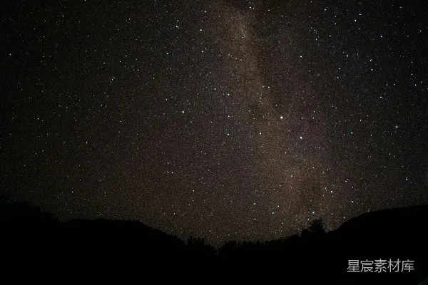 山峦之上的星空美景