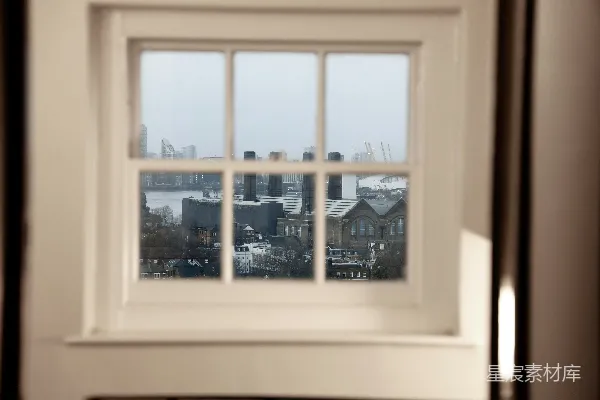 透过窗户看的城市景色