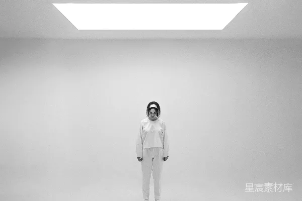高清摄影 一个穿着白色西装的男人站在房间里