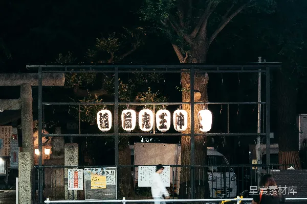 夜晚一个人走在街上