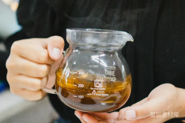 手持一杯液体的人