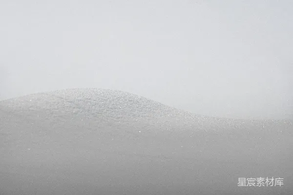 高清摄影 一个滑雪者在雪覆盖的斜坡上滑行