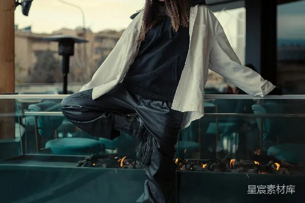 一个戴白色帽子和外套的女人在拍照。