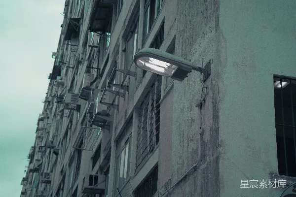 建筑一侧的路灯