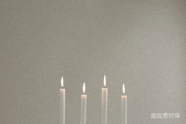 高清摄影 四支点燃的白色蜡烛
