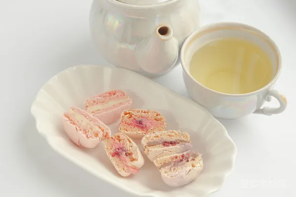 高清摄影 白瓷茶杯放在白瓷碟子上