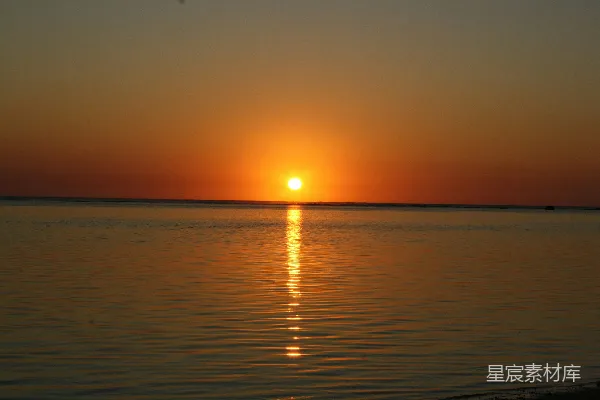 背景中有夕阳的一片广阔水域