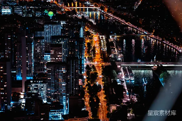 透过栅栏看夜中的城市