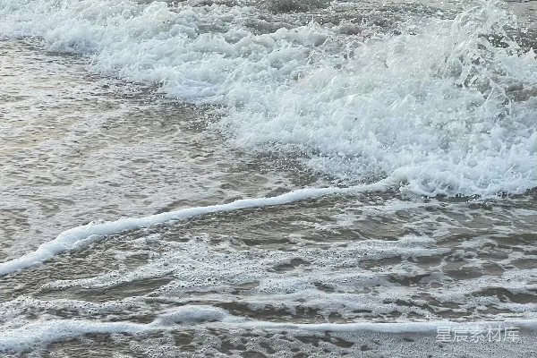 高清摄影 白天，海浪拍打着海岸。