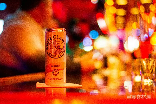 高清摄影 棕色和白色的一次性杯子放在棕色的木桌上。