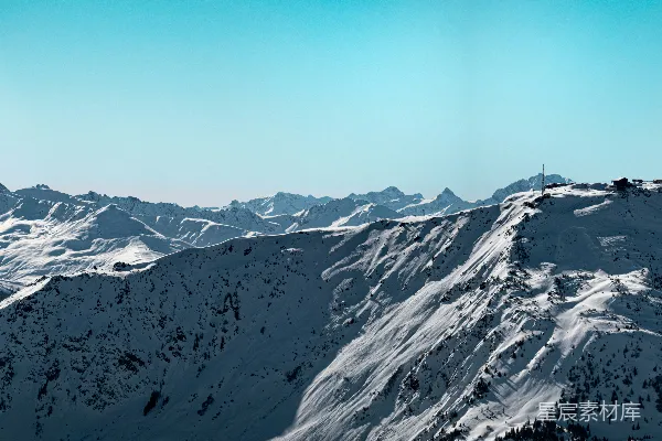 一群有雪的山峰