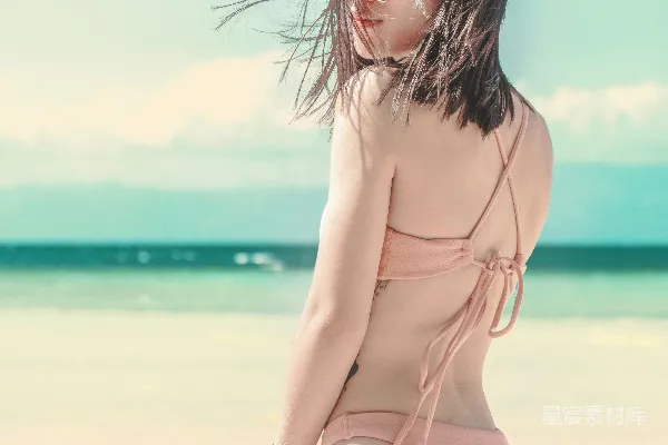 高清摄影 白天海滩上穿着白色比基尼的女子