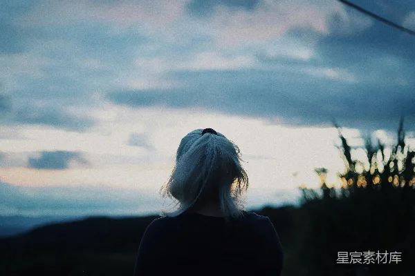 高清摄影 一个女人站在多云的天空前
