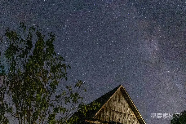 星夜下的木制谷仓