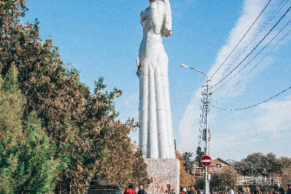 一群人在一座大型白色雕像周围站立着