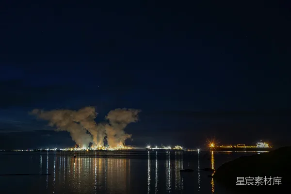 夜晚一座大型工业工厂灯火通明