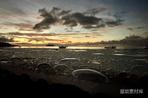夕阳下的海滩景色